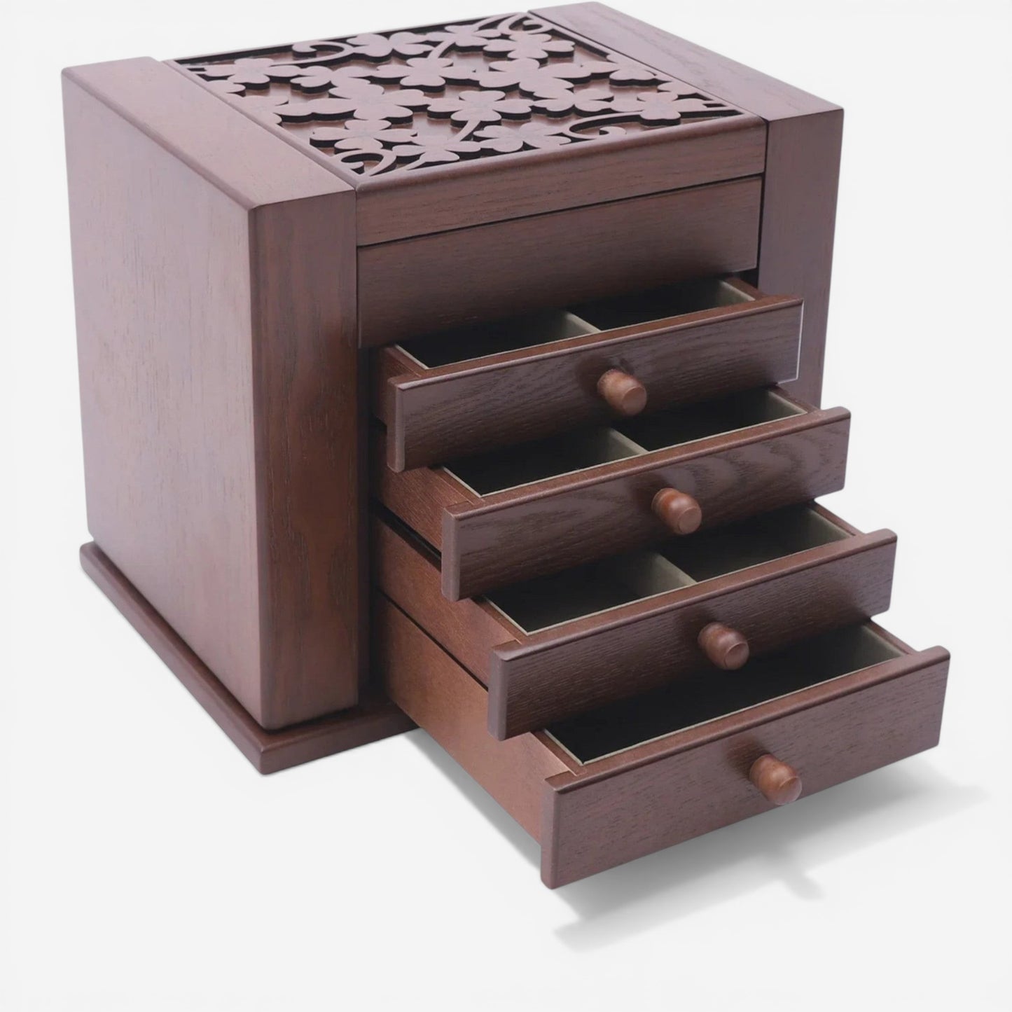 Boîte à bijoux en bois avec tiroirs ouverts montrant la capacité de rangement.