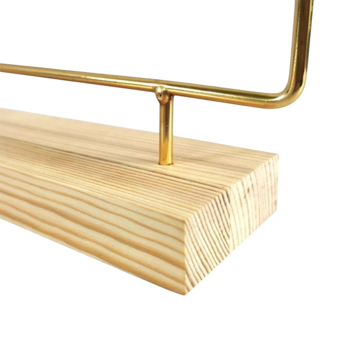 Présentoir à bijoux avec structure en métal et base en bois naturel pour une stabilité optimale.