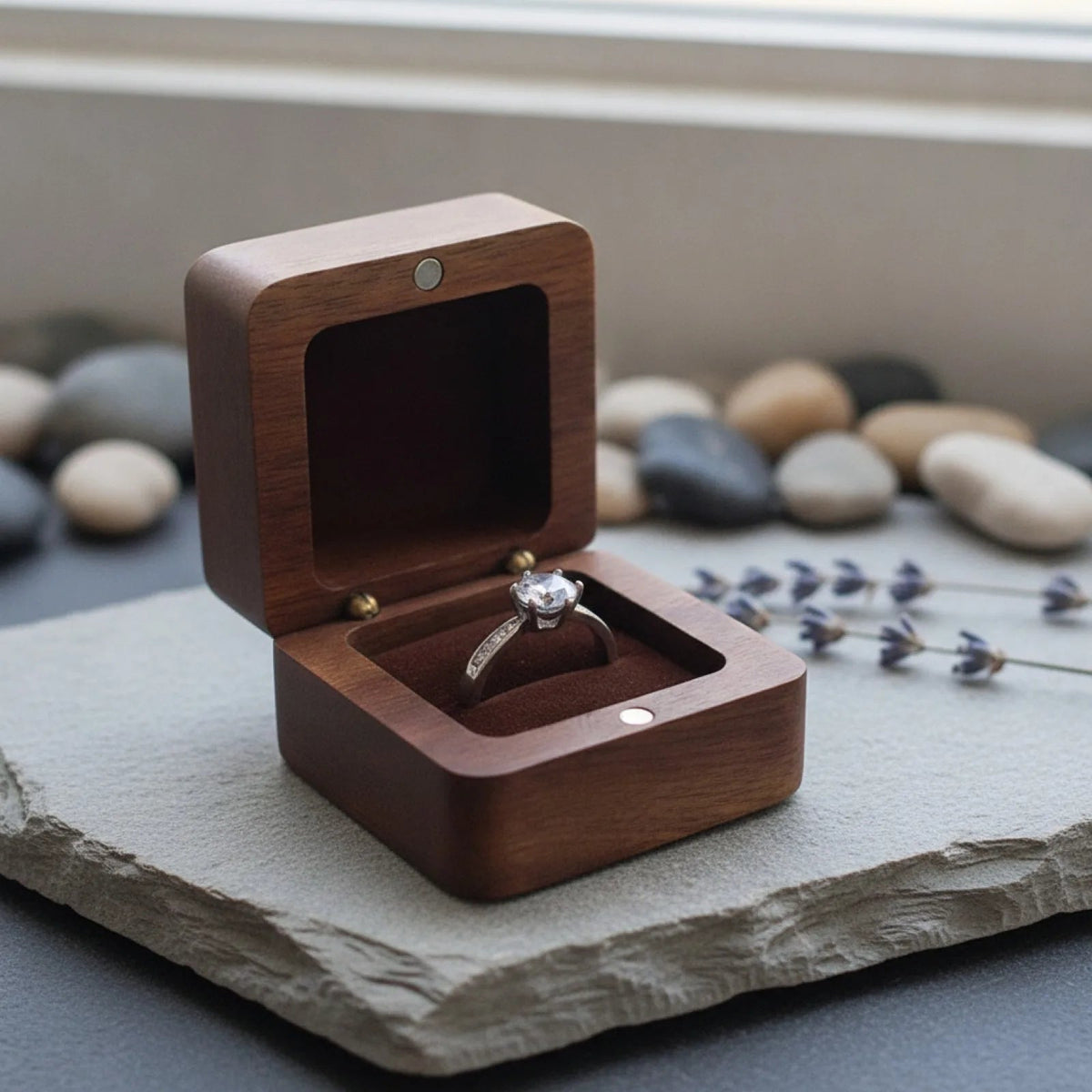 Écrin à bague carré compact en bois