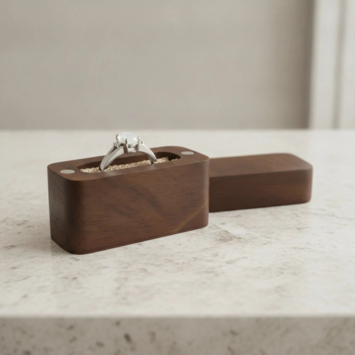Écrin à bague rectangulaire en bois