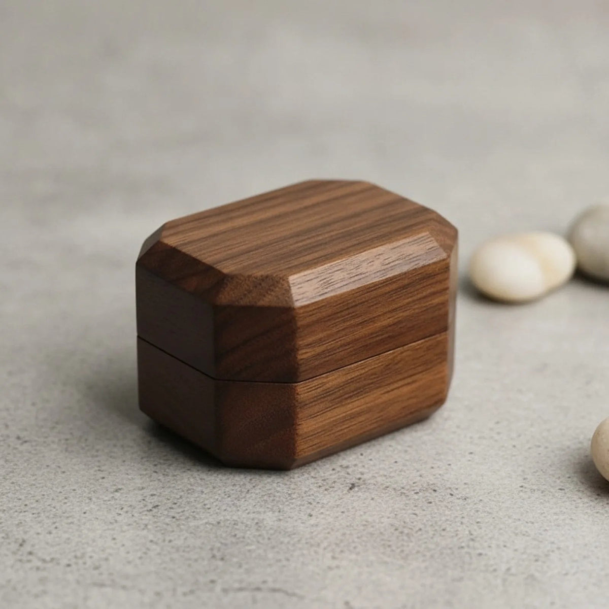 Écrin à bague cœur en bois foncé