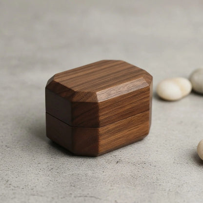 Écrin à bague cœur en bois foncé