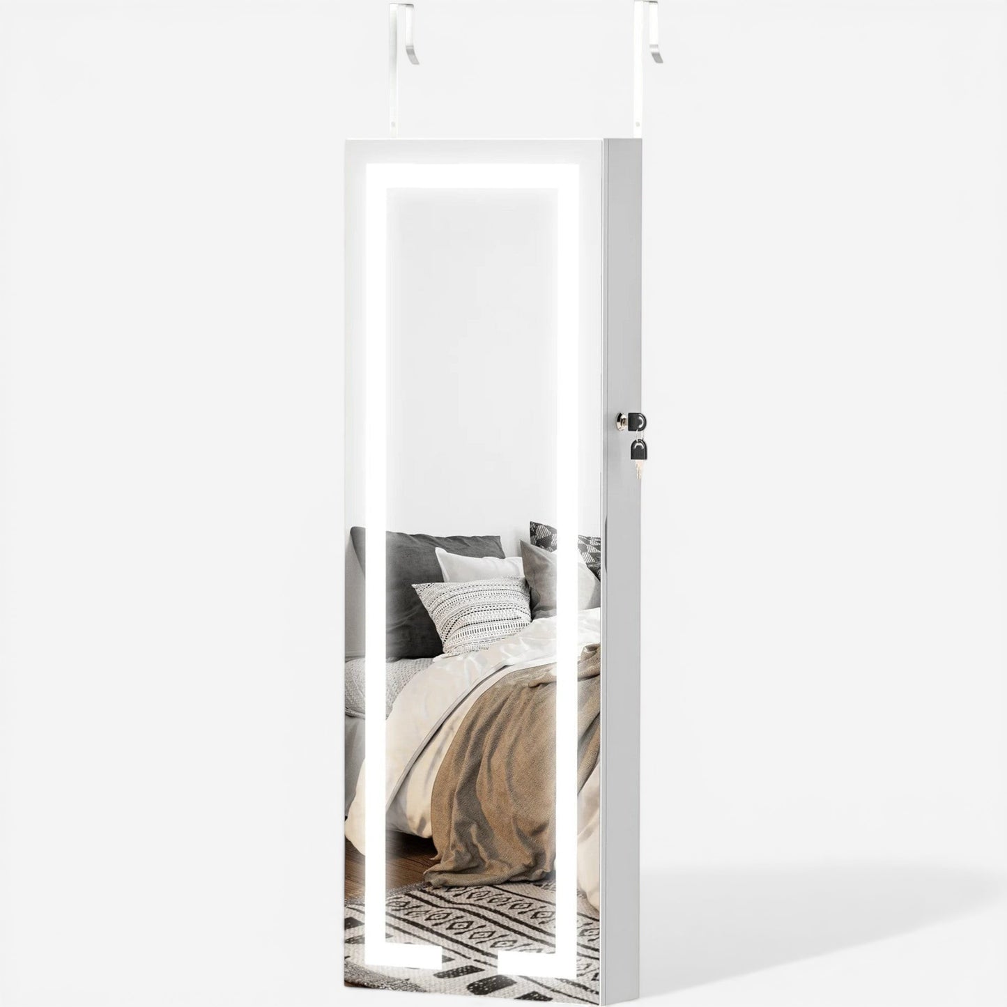 Armoire murale avec miroir LED fermée pour rangement discret des bijoux.