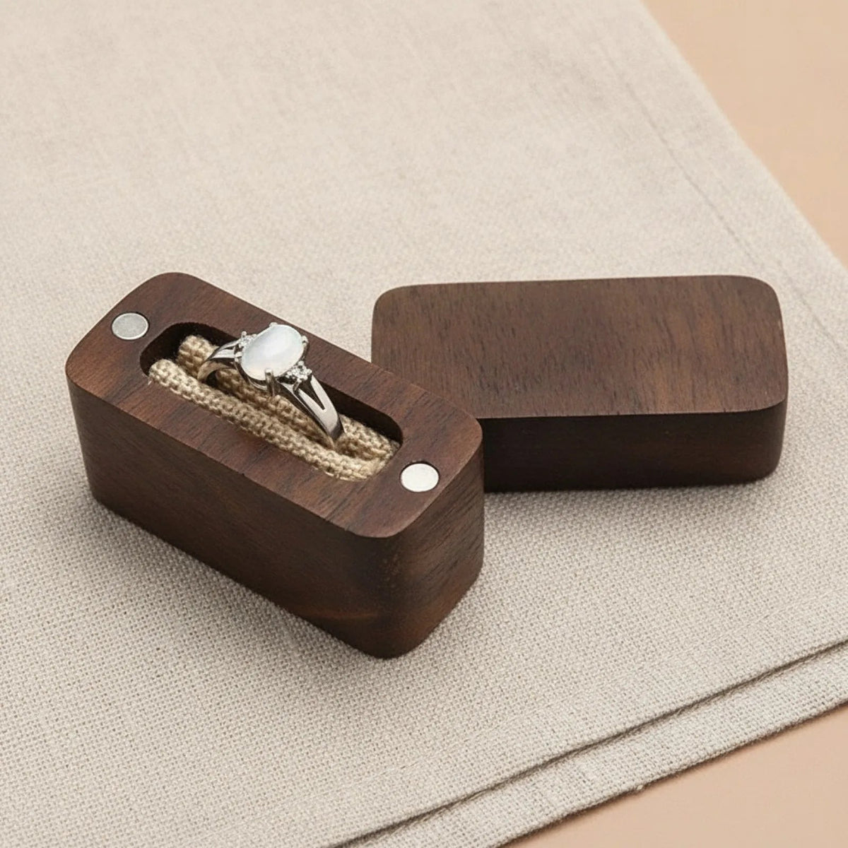 Écrin à bague rectangulaire en bois