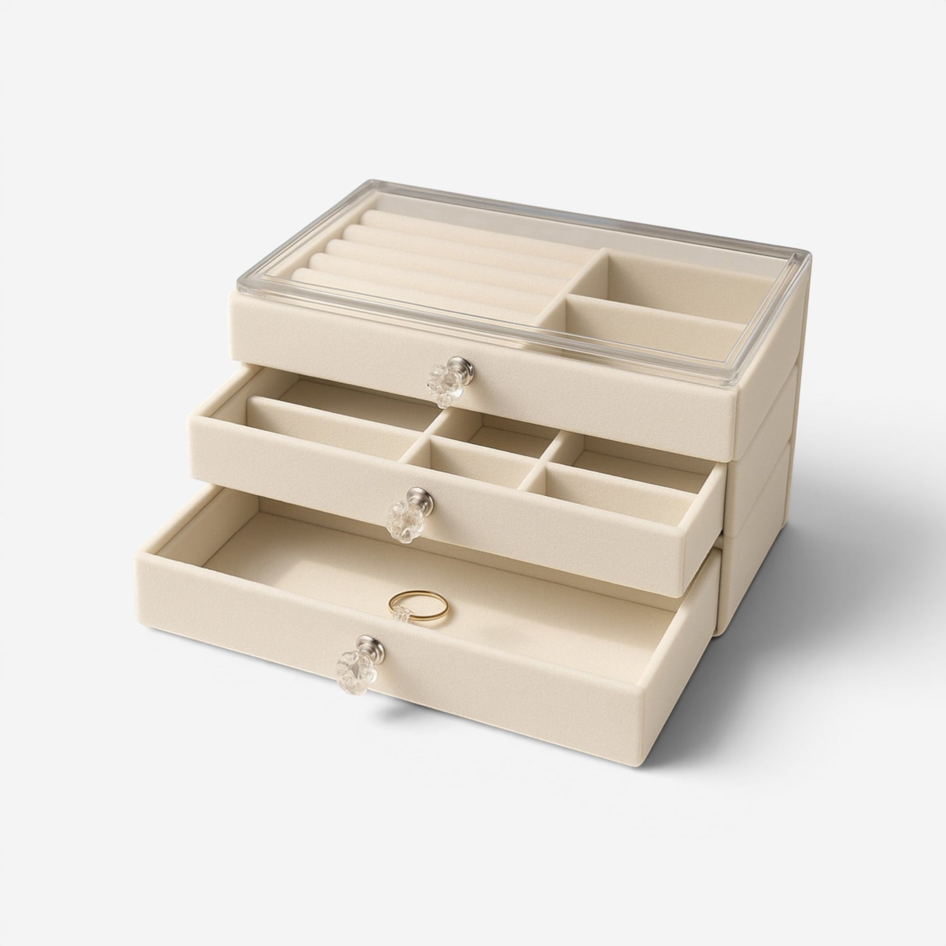 Boîte à bijoux beige avec tiroirs ouverts et rangement pour bagues et accessoires.