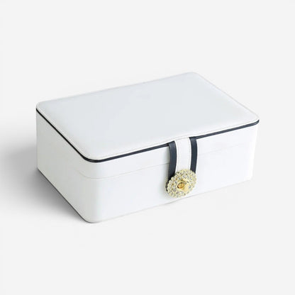 Boîte à bijoux blanche, fermée avec design minimaliste et finition élégante.