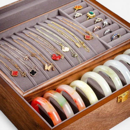 Boîte à bijoux en bois authentique avec support pour bagues, offrant un rangement pratique et sécurisé.