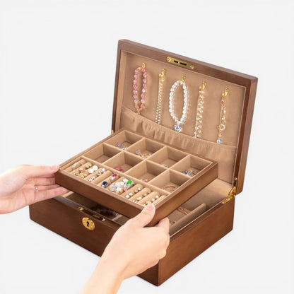 boîte à bijoux en bois classique ouverte avec compartiments pour bagues, colliers et bracelets