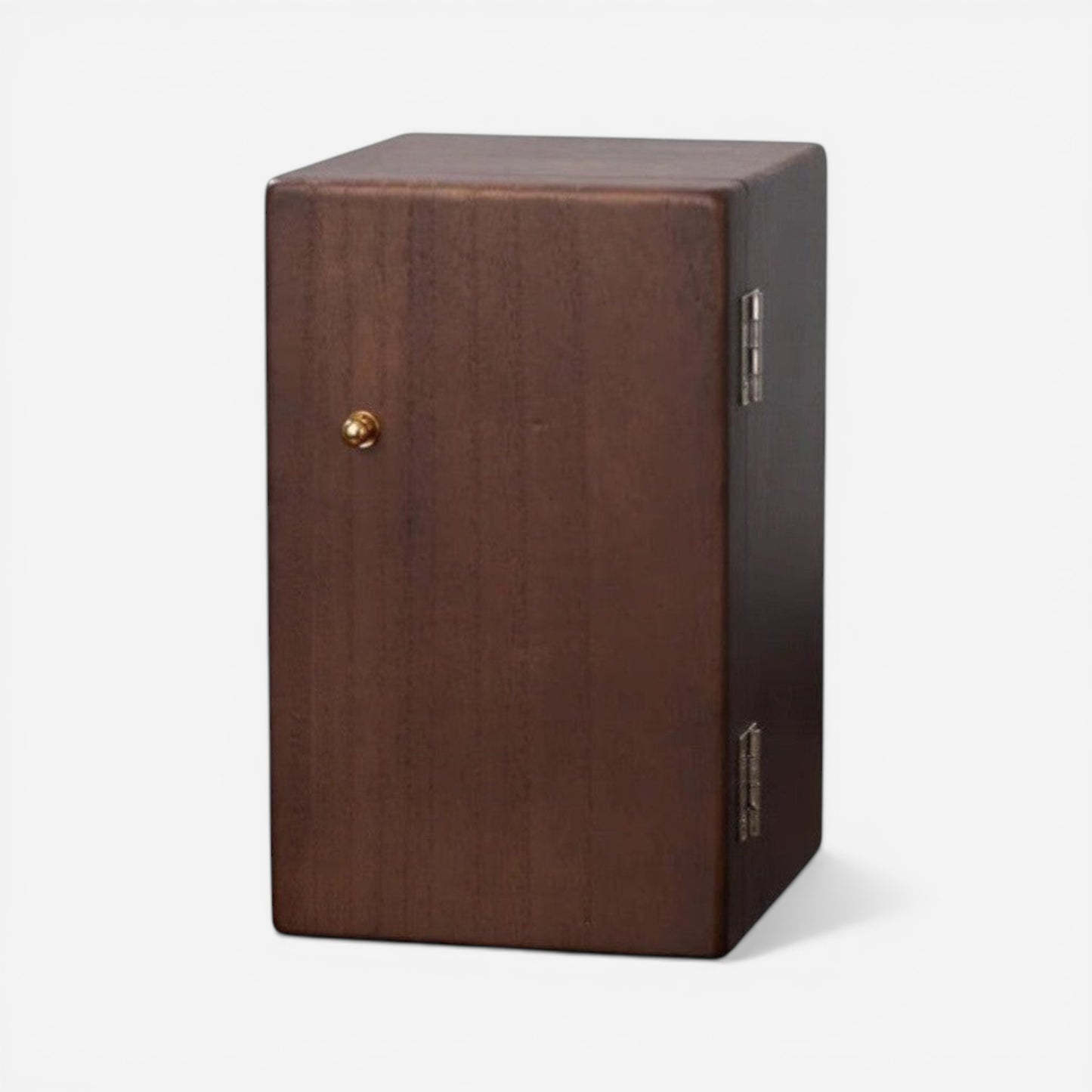 Boîte à bijoux en bois fermée avec design compact et finition élégante.