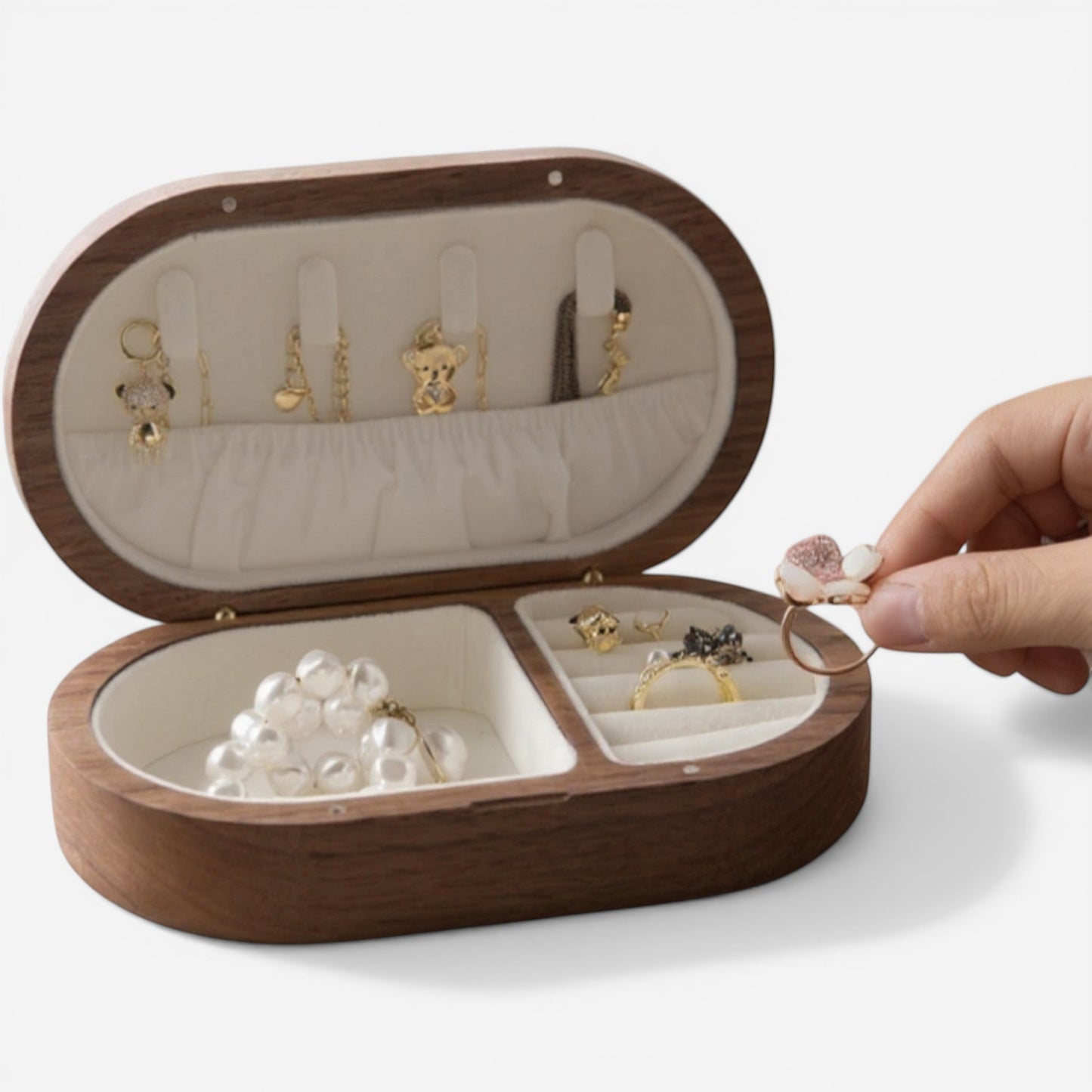 Boîte à bijoux compacte en bois avec compartiments pour bagues, colliers et accessoires, idéale pour le voyage.