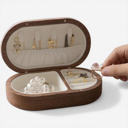 Boîte à bijoux compacte en bois avec compartiments pour bagues, colliers et accessoires, idéale pour le voyage.