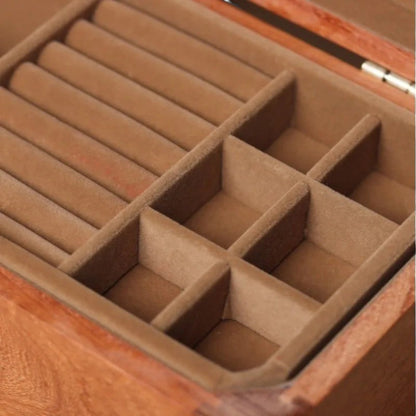 boite à bijoux en bois massif avec compartiments intérieurs pour organiser bagues et petits accessoires