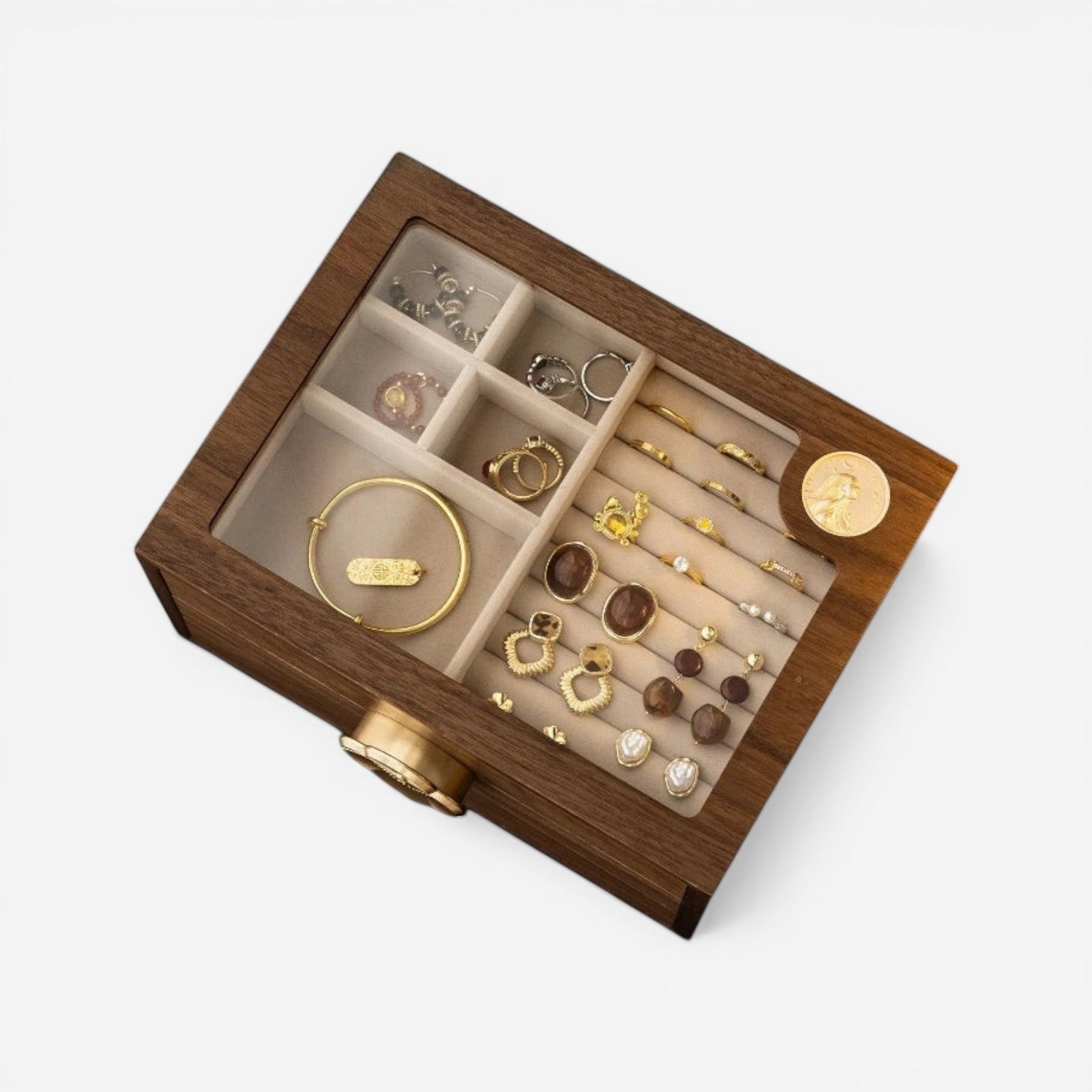 Boîte à bijoux en bois avec couvercle et compartiments intérieurs pour organiser bagues, colliers et accessoires.