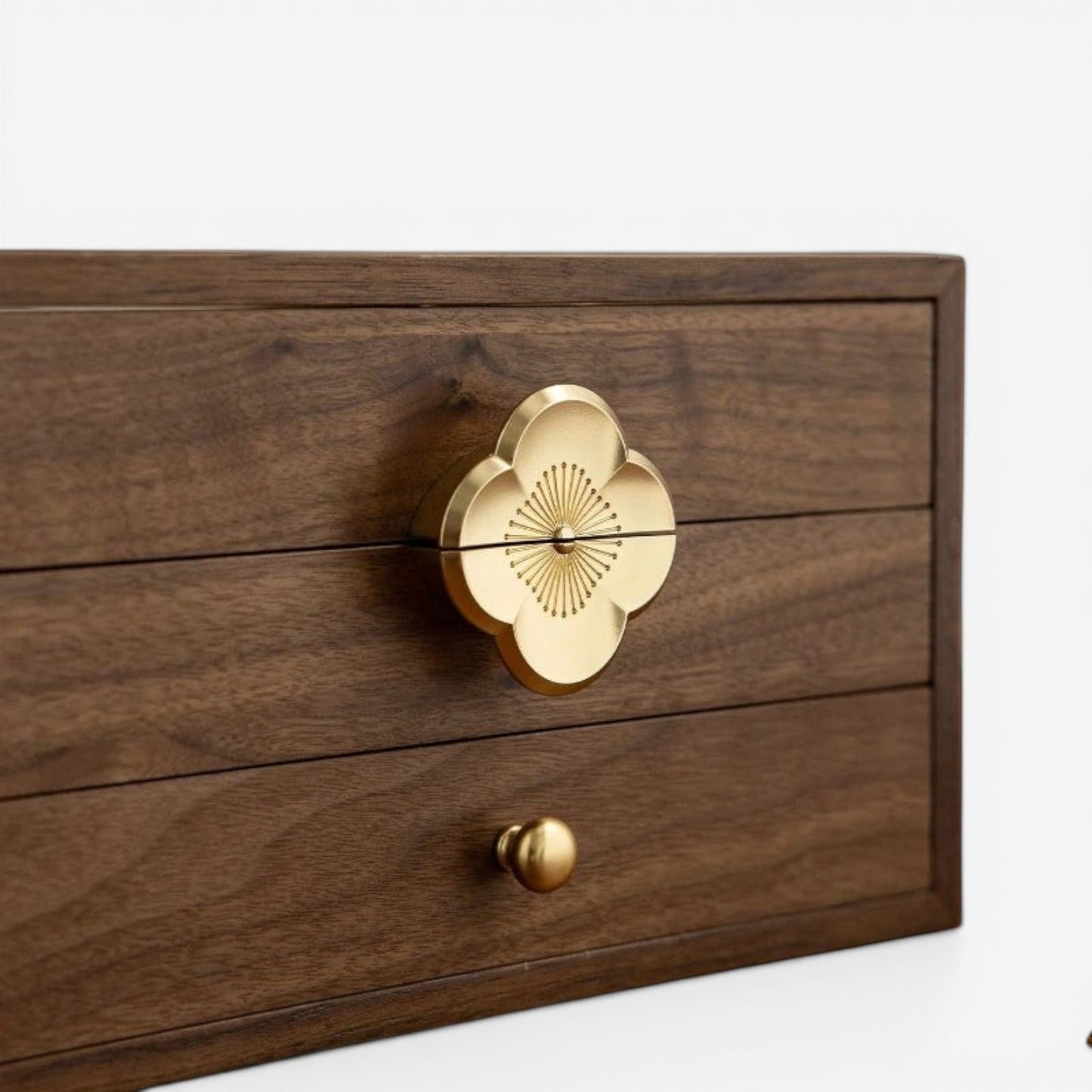 Boîte à bijoux en bois avec couvercle et fermeture métallique élégante pour protéger vos bijoux.