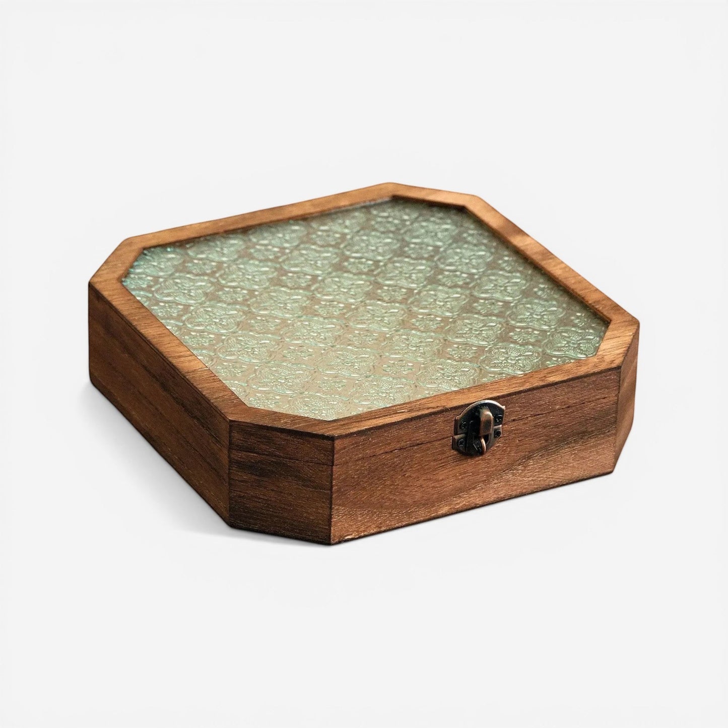 boîte à bijoux en bois avec couvercle rabattable fermée au design compact et élégant