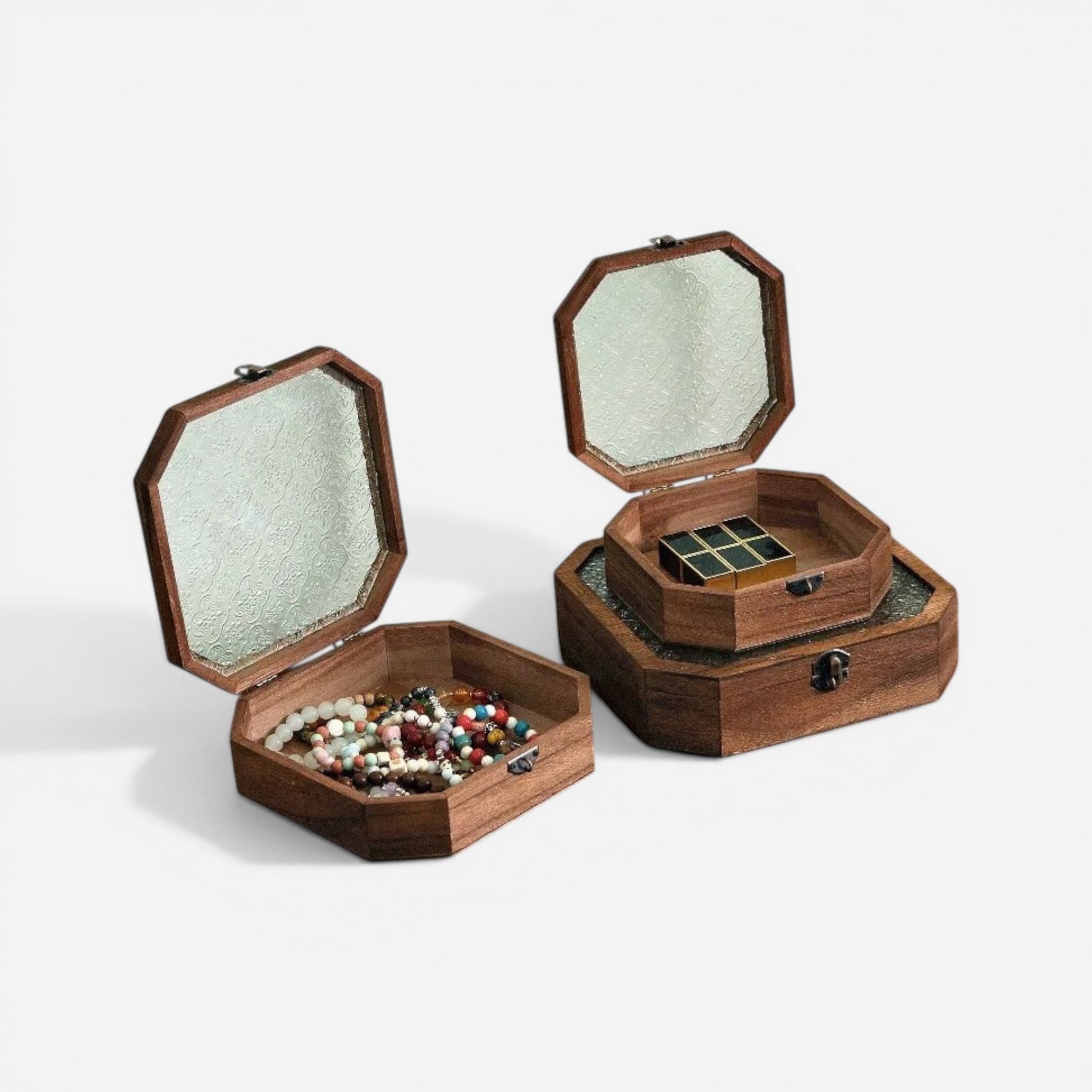 boîtes à bijoux en bois avec couvercle rabattable présentées en différents modèles