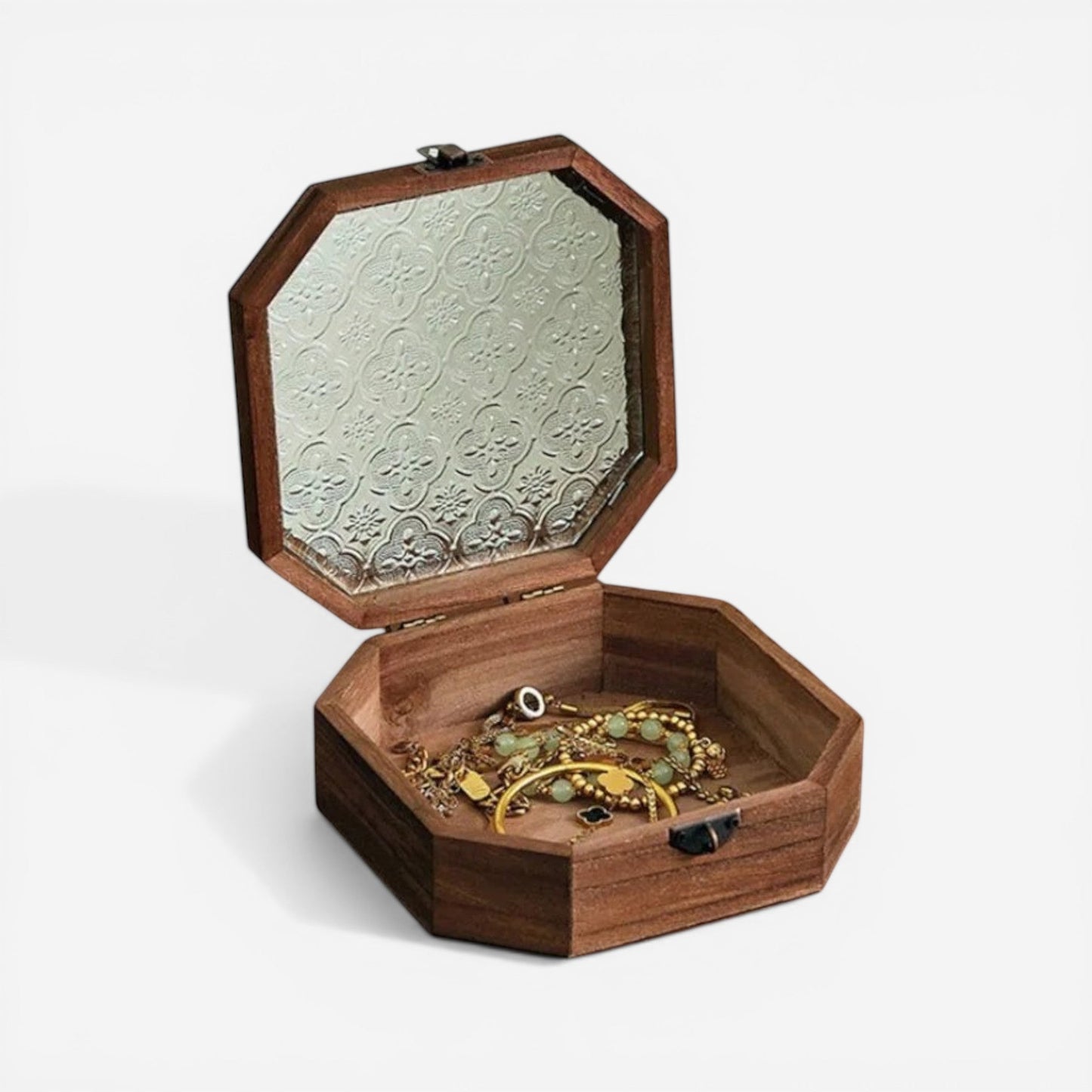 boîte à bijoux en bois avec couvercle rabattable ouverte et compartiments pour bagues et colliers