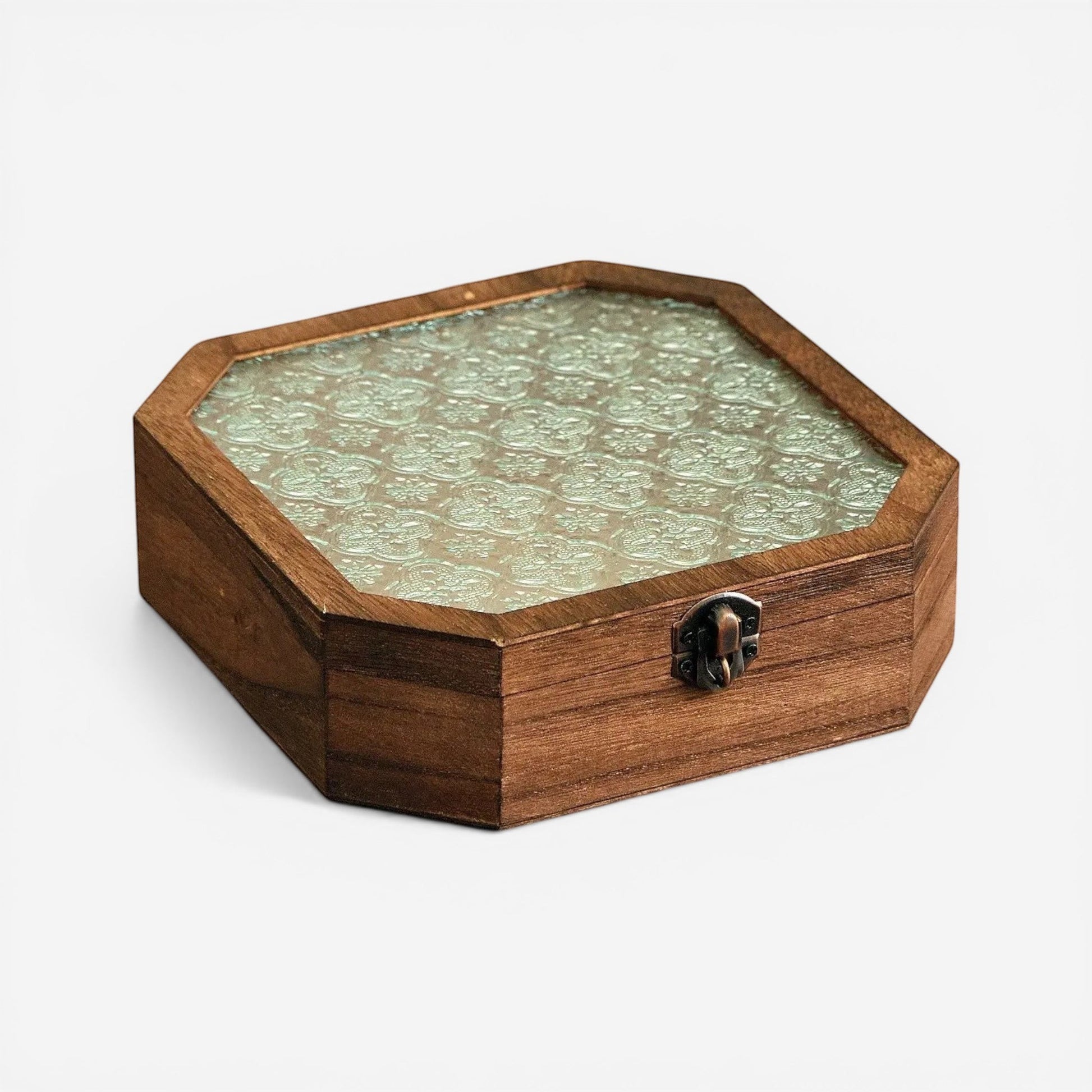 boîte à bijoux en bois avec couvercle rabattable vue de côté avec finition élégante