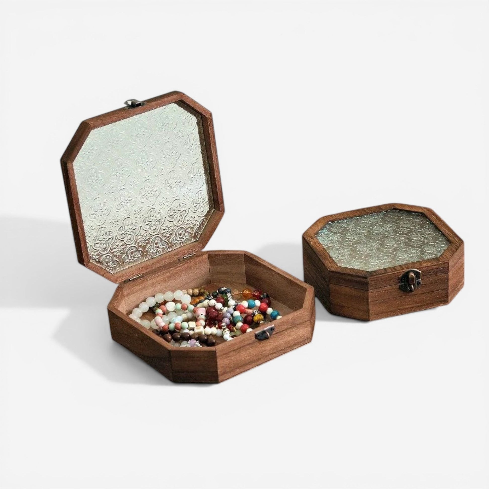 boîte à bijoux en bois avec couvercle rabattable montrant l’intérieur compartimenté