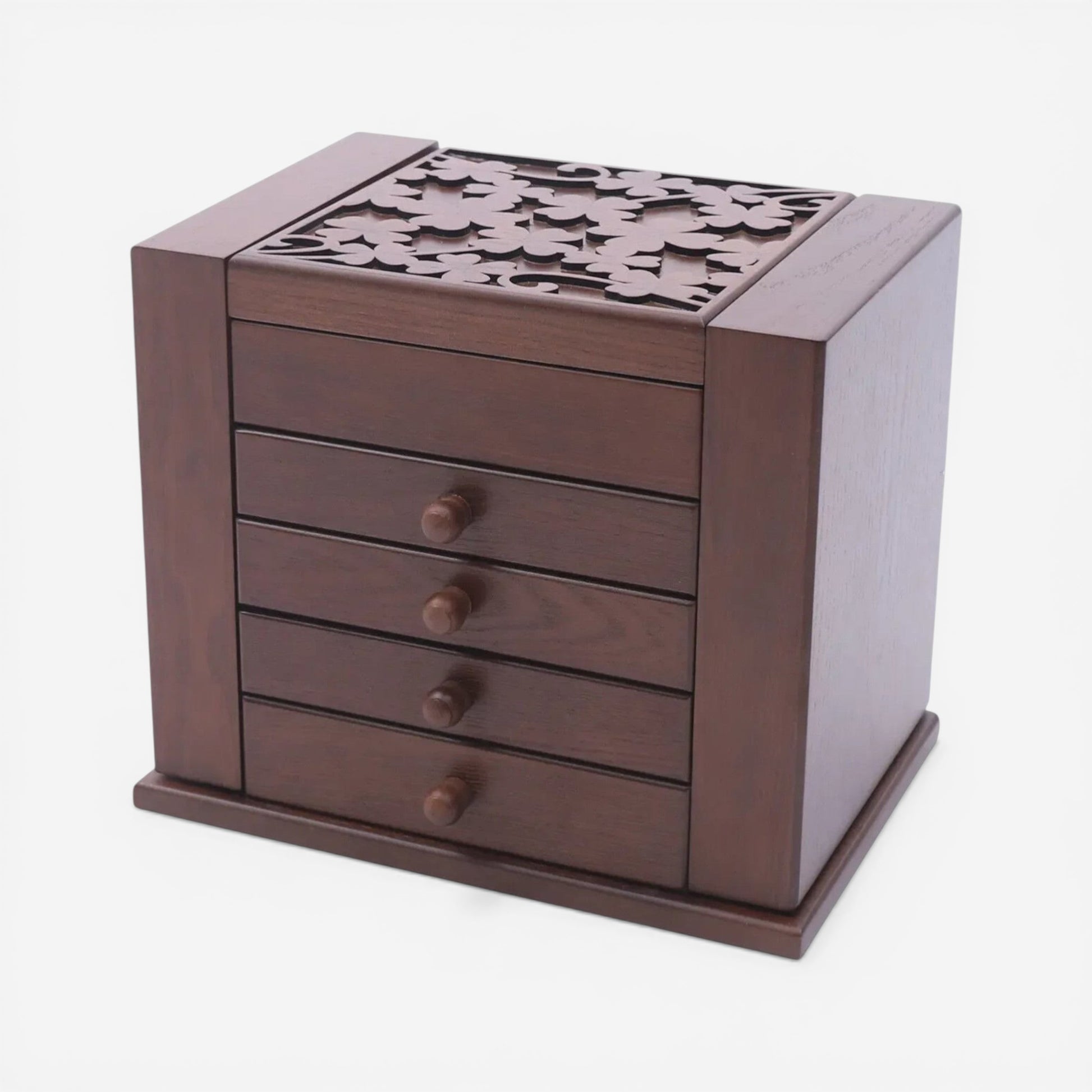 Boîte à bijoux en bois fermée avec design élégant et finition naturelle.
