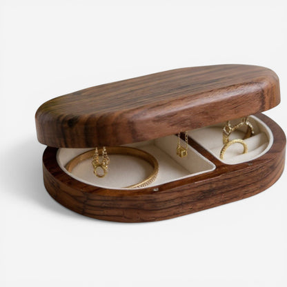 Boîte à bijoux en bois au design minimaliste avec intérieur compartimenté.