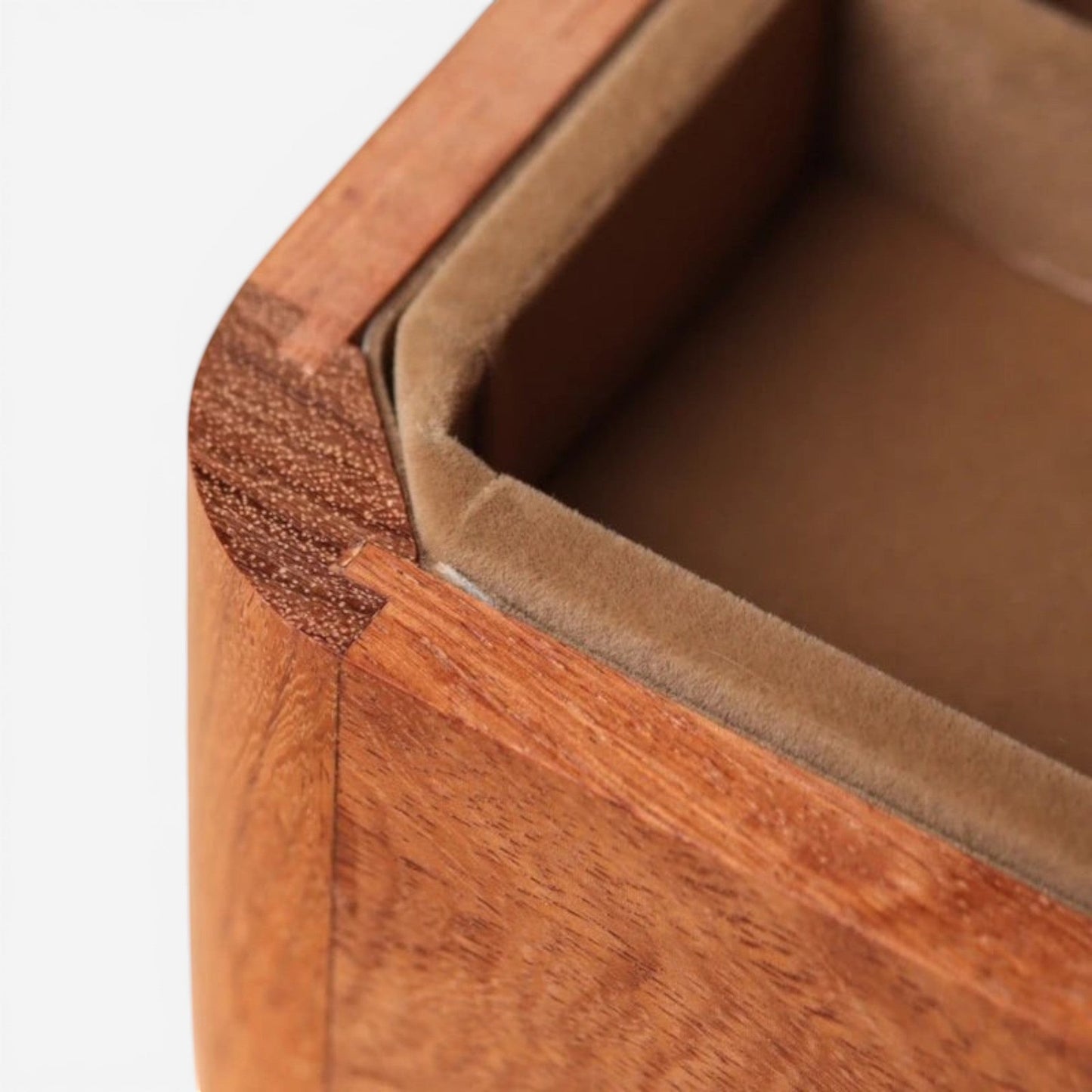 detail d une boite à bijoux en bois massif avec finition soignée et texture naturelle élégante