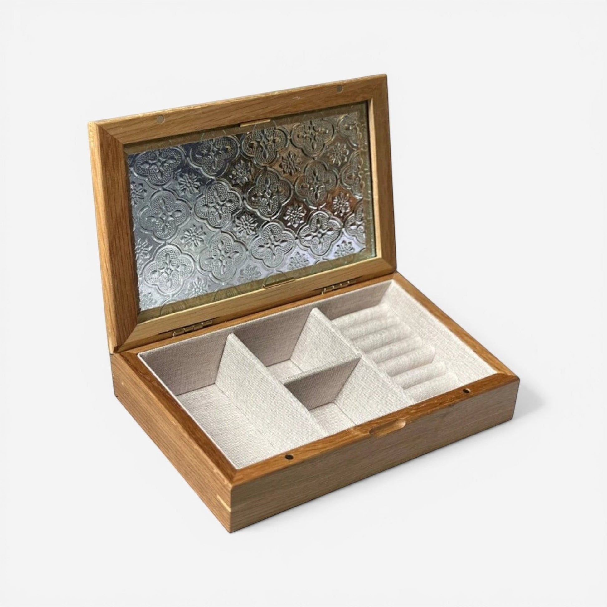 boîte à bijoux en bois élégante avec intérieur clair et rangements pour bagues et colliers