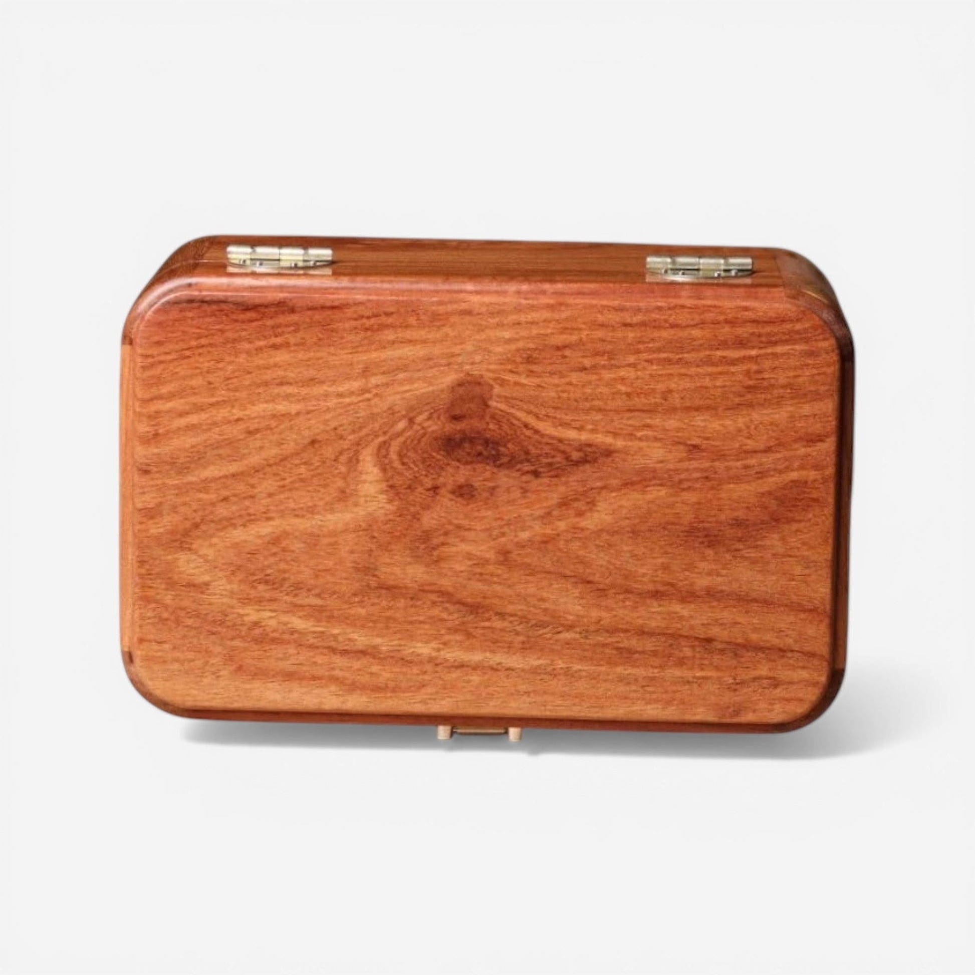 boite à bijoux en bois massif fermée avec design élégant et surface lisse
