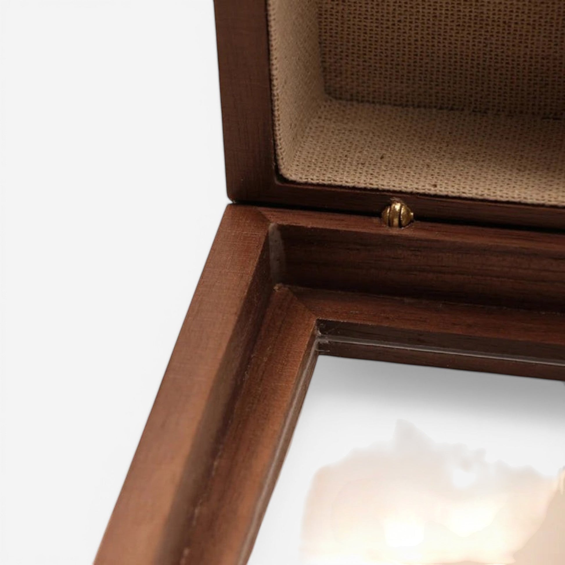 détail intérieur d’une boîte à bijoux en bois avec fermeture magnétique et compartiments