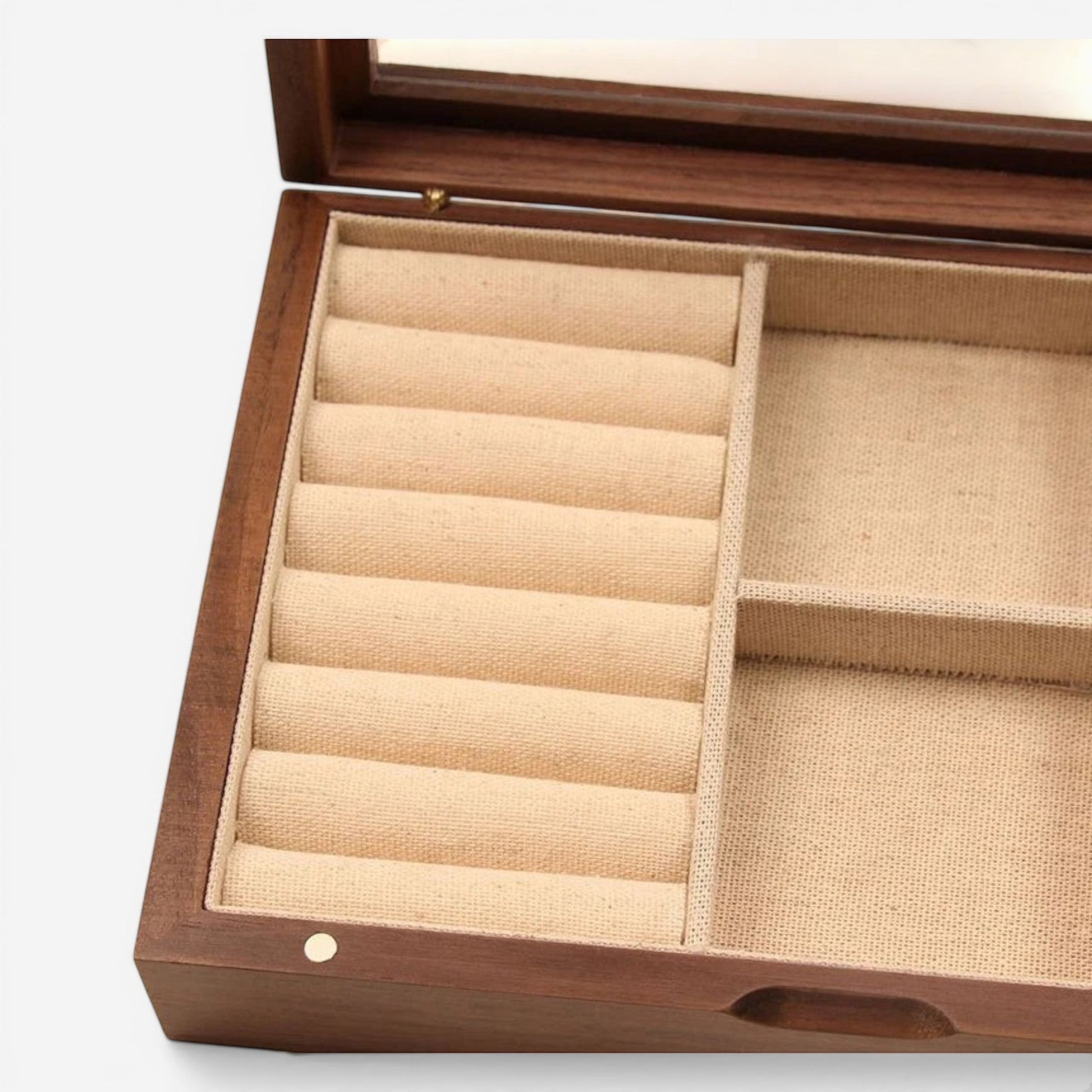 boîte à bijoux en bois avec fermeture magnétique ouverte montrant les compartiments pour bagues et colliers