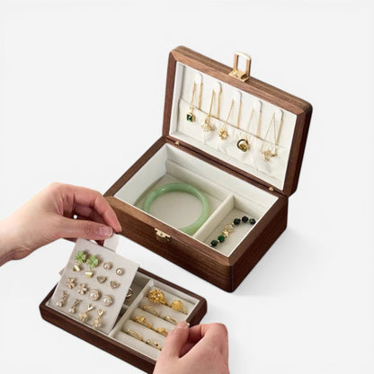 Boîte à bijoux en bois intemporel avec miroir intégré, parfaite pour organiser et essayer vos bijoux facilement.