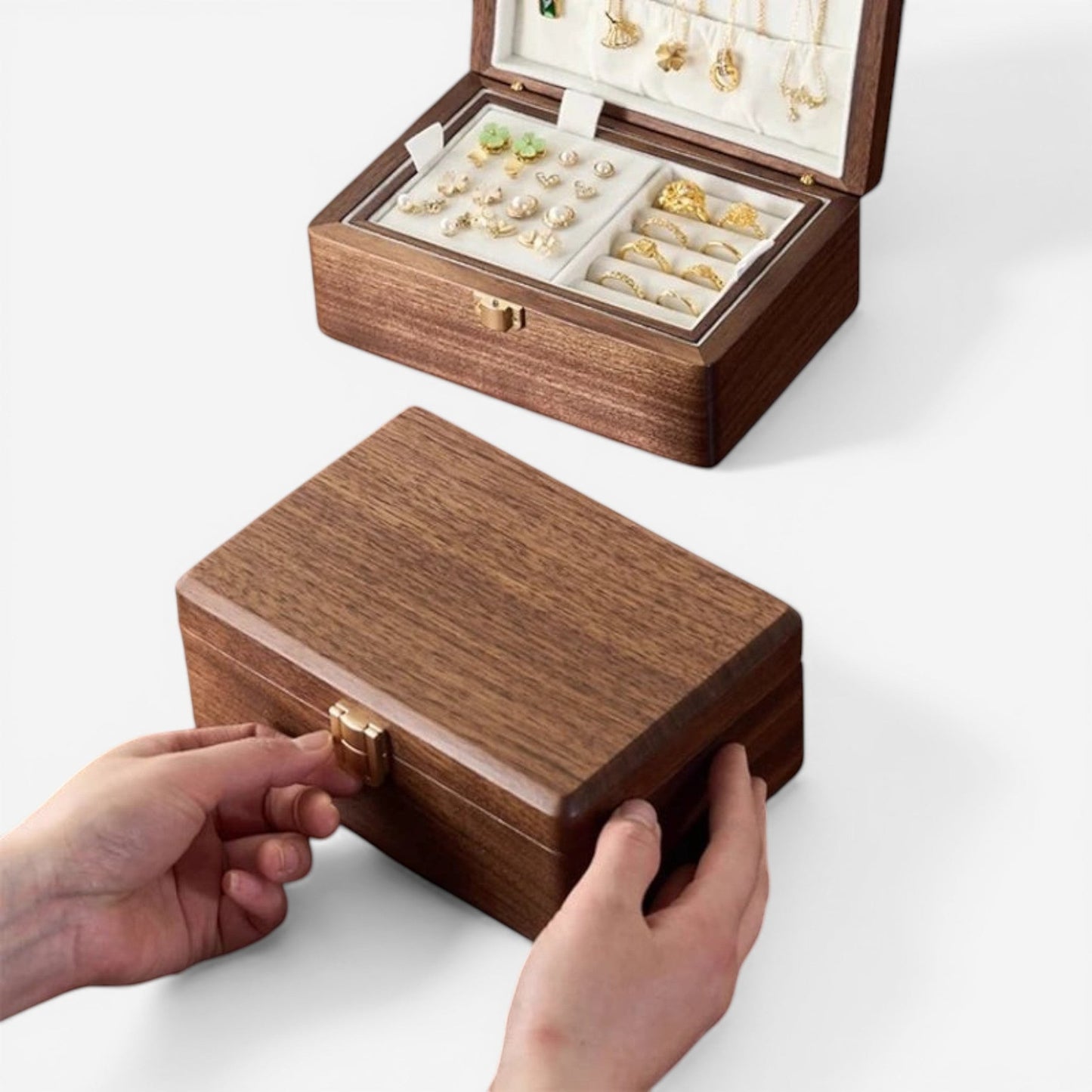 Boîte à bijoux en bois intemporel avec tiroir, offrant un espace de rangement supplémentaire pour vos accessoires.