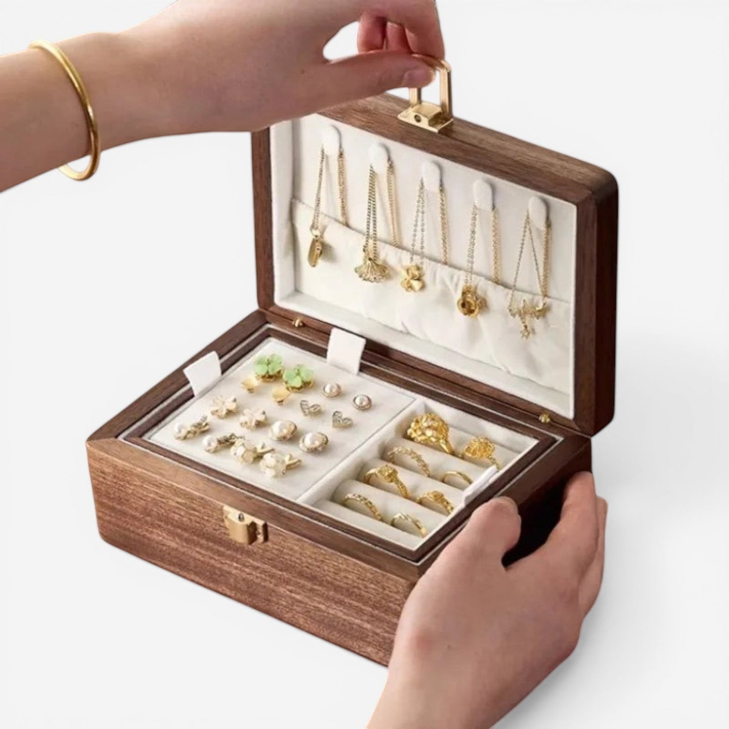 Boîte à bijoux en bois intemporel avec compartiments multiples, idéale pour un rangement organisé et soigné.