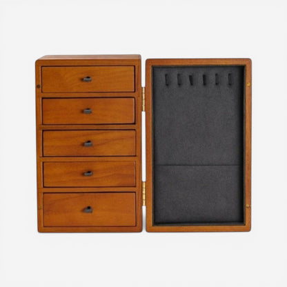 Boîte à bijoux en bois marron clair avec intérieur gris et compartiments organisés.