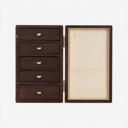 Boîte à bijoux en bois marron foncé avec intérieur beige et espace de rangement pour bijoux.