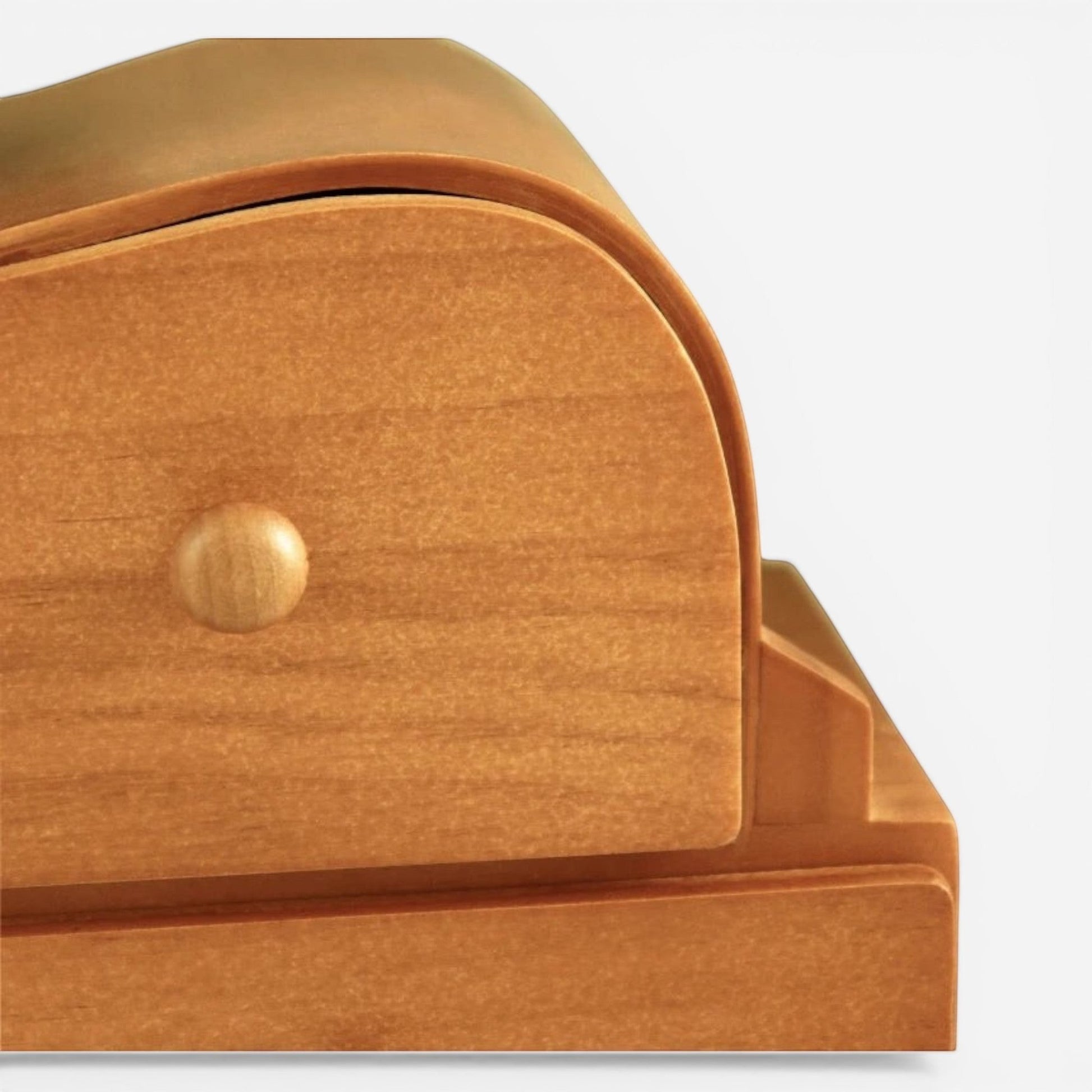 Boîte à bijoux compacte en bois massif avec finition soignée pour un rangement discret et élégant.