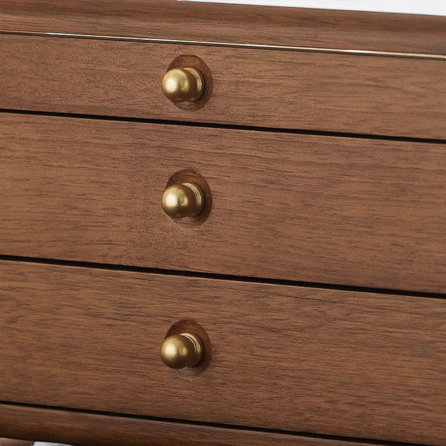 Détail d’une boîte à bijoux en bois massif avec tiroirs et finitions rétro de luxe