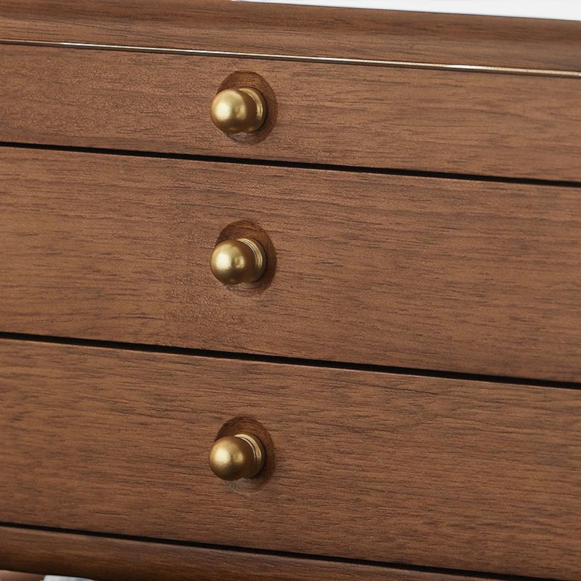 Détail d’une boîte à bijoux en bois massif avec tiroirs et finitions rétro de luxe