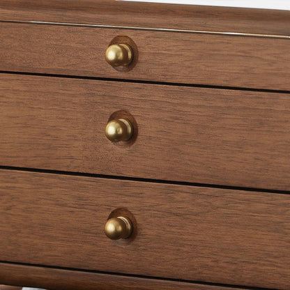 Détail d’une boîte à bijoux en bois massif avec tiroirs et finitions rétro de luxe