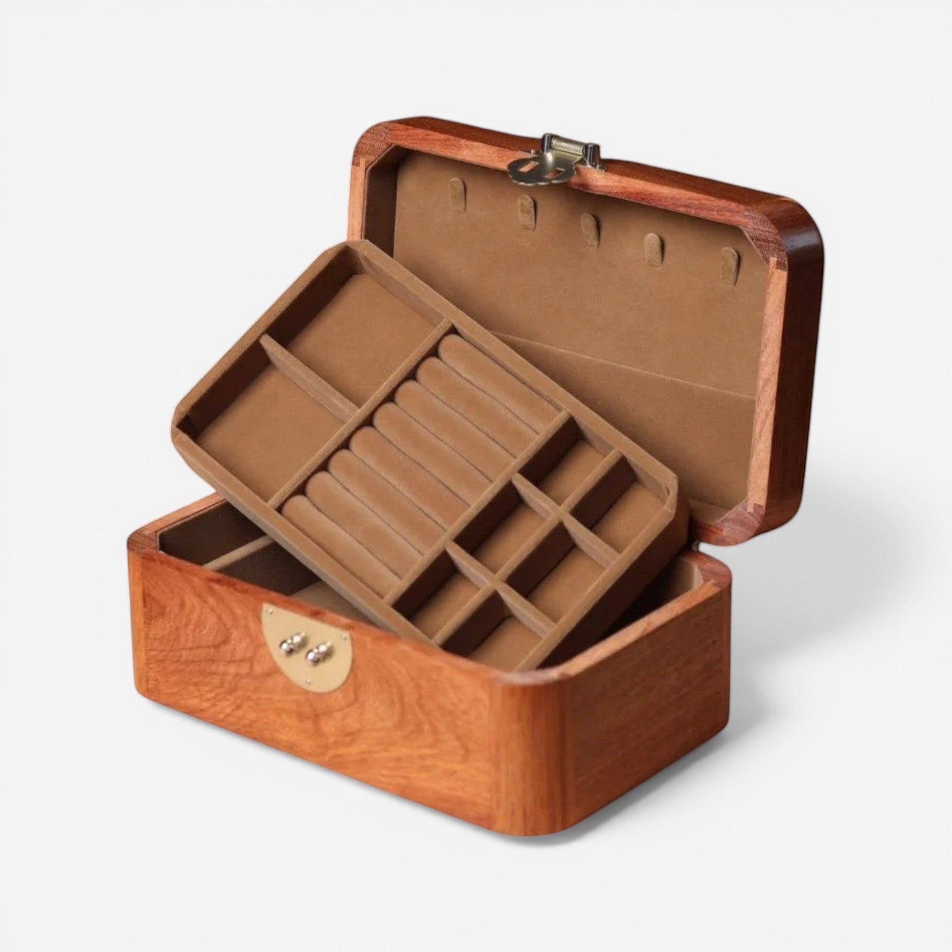 boite à bijoux en bois massif ouverte avec plusieurs compartiments pour un rangement pratique des bijoux