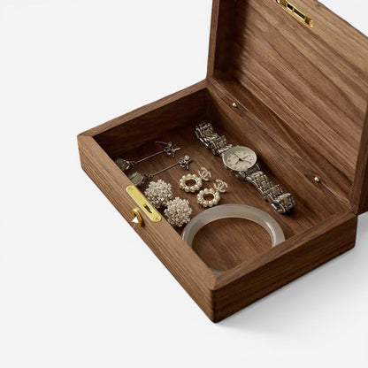 boîte à bijoux en bois massif avec serrure ouverte contenant bagues et colliers