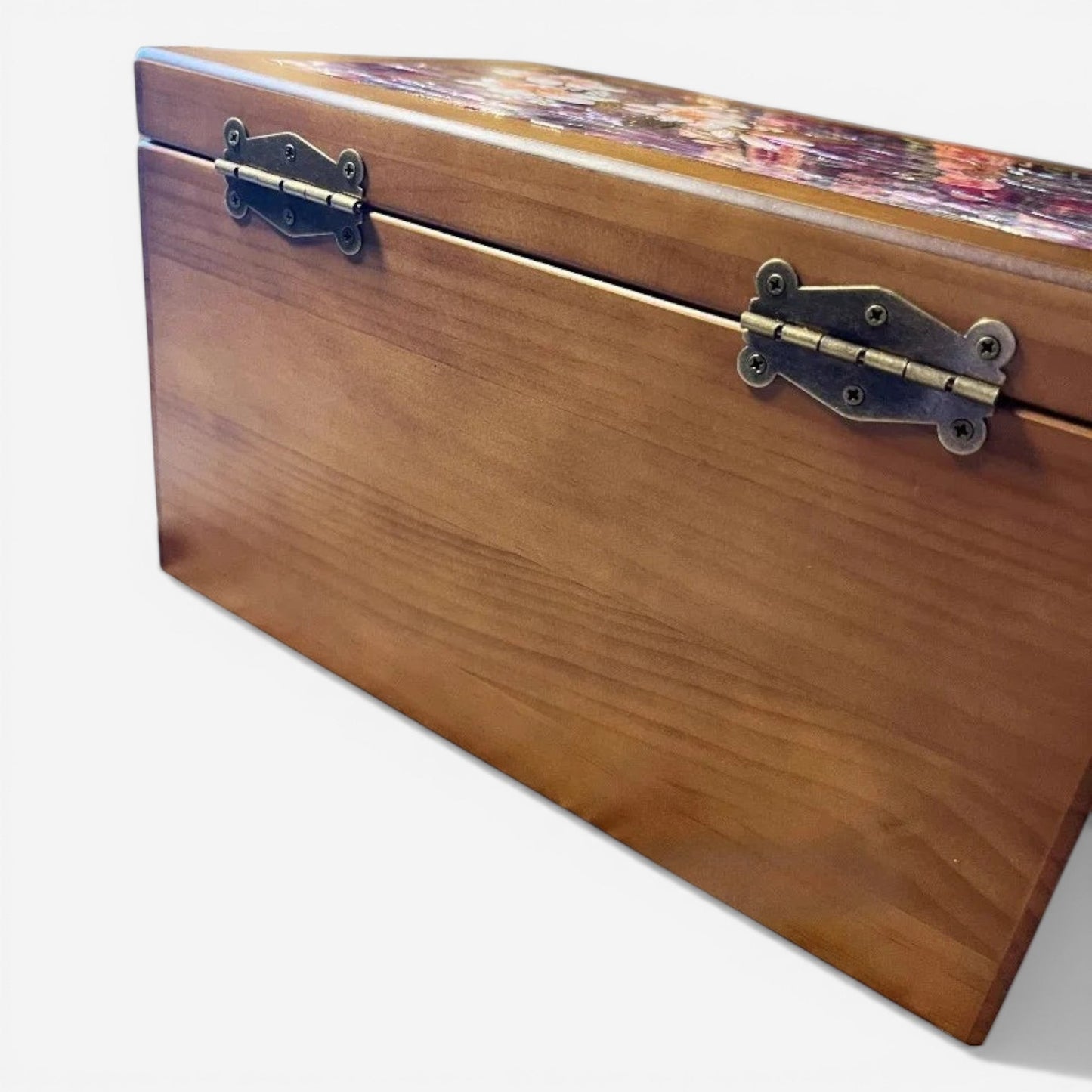 Boîte à bijoux en bois naturel massif avec finition soignée, offrant durabilité et élégance.