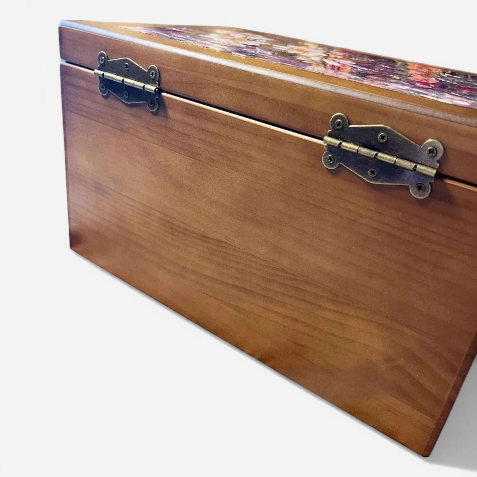 Boîte à bijoux en bois naturel massif avec finition soignée, offrant durabilité et élégance.