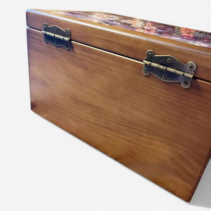 Boîte à bijoux en bois naturel massif avec finition soignée, offrant durabilité et élégance.