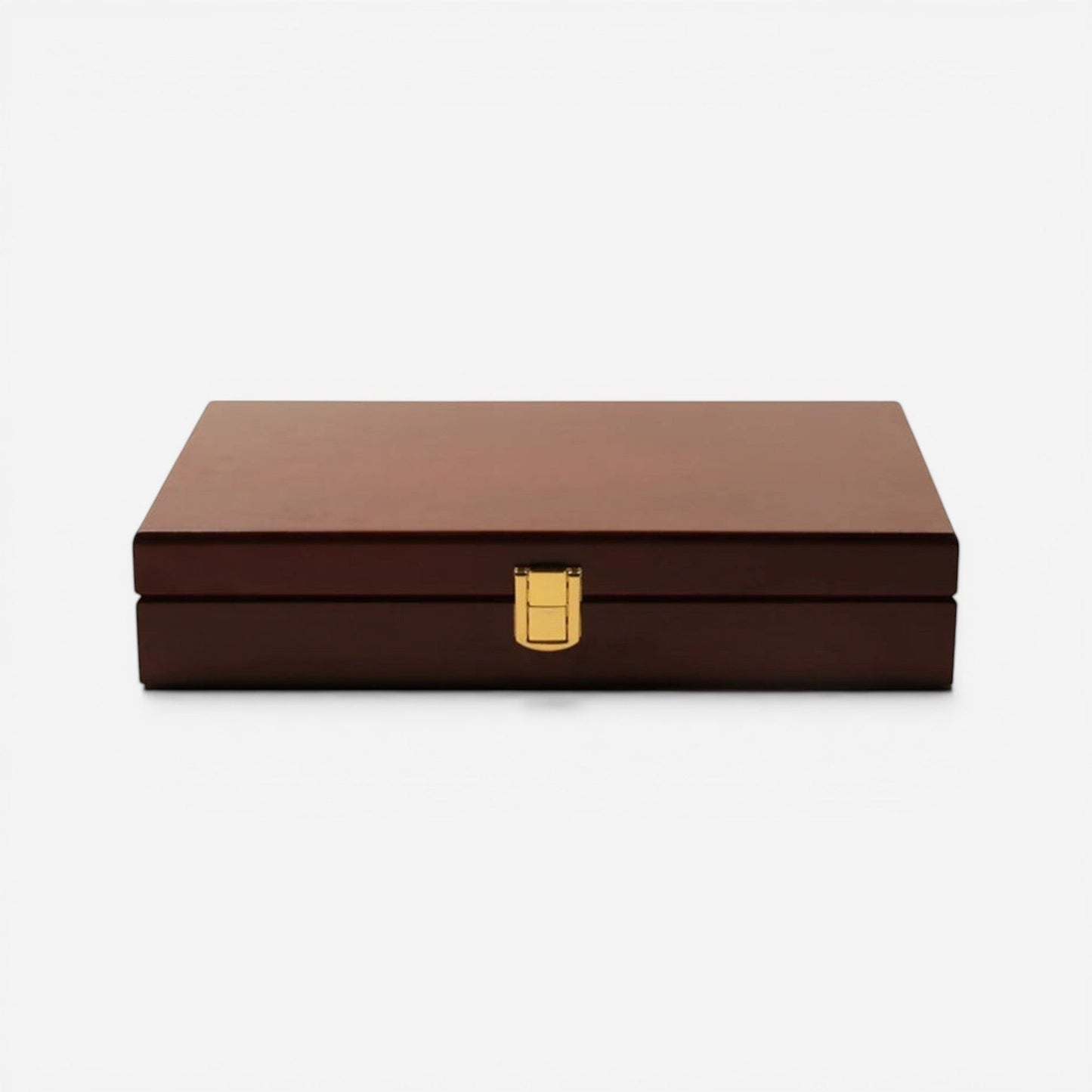 boîte à bijoux en bois rétro fermée avec design classique et fermeture métallique