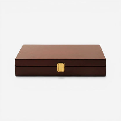 boîte à bijoux en bois rétro fermée avec design classique et fermeture métallique