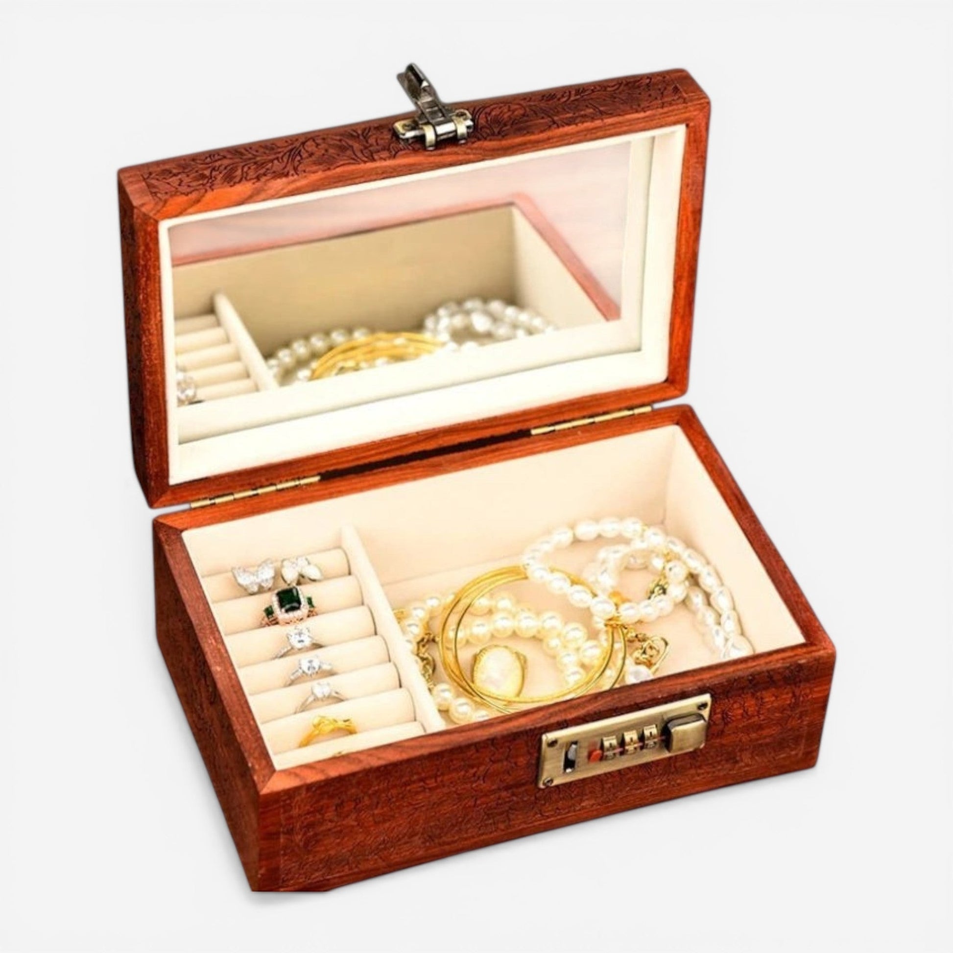 Boîte à bijoux en bois de santal au design luxueux, avec compartiments pour organiser bagues, colliers et bracelets.
