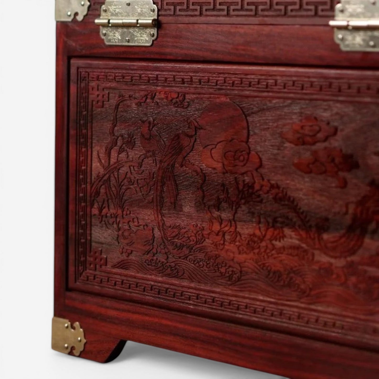 boîte à bijoux en bois sculpté style luxe avec finition brillante et motifs travaillés