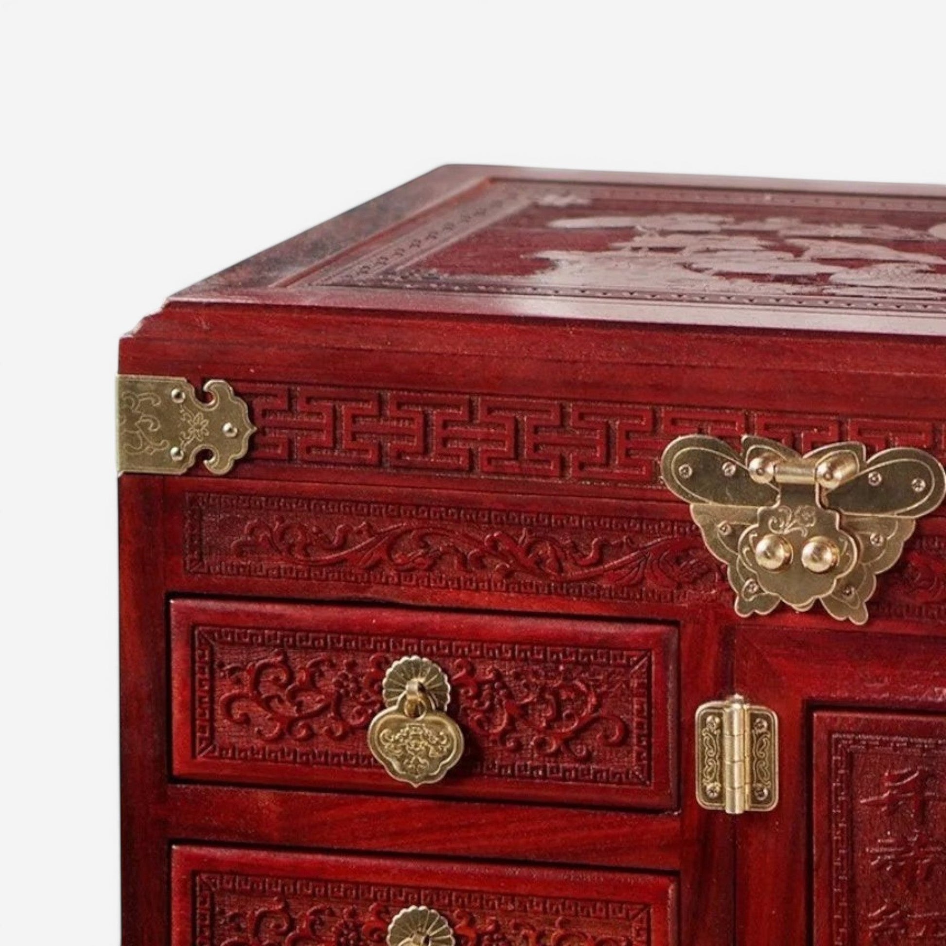 boîte à bijoux en bois sculpté avec motifs détaillés et design décoratif