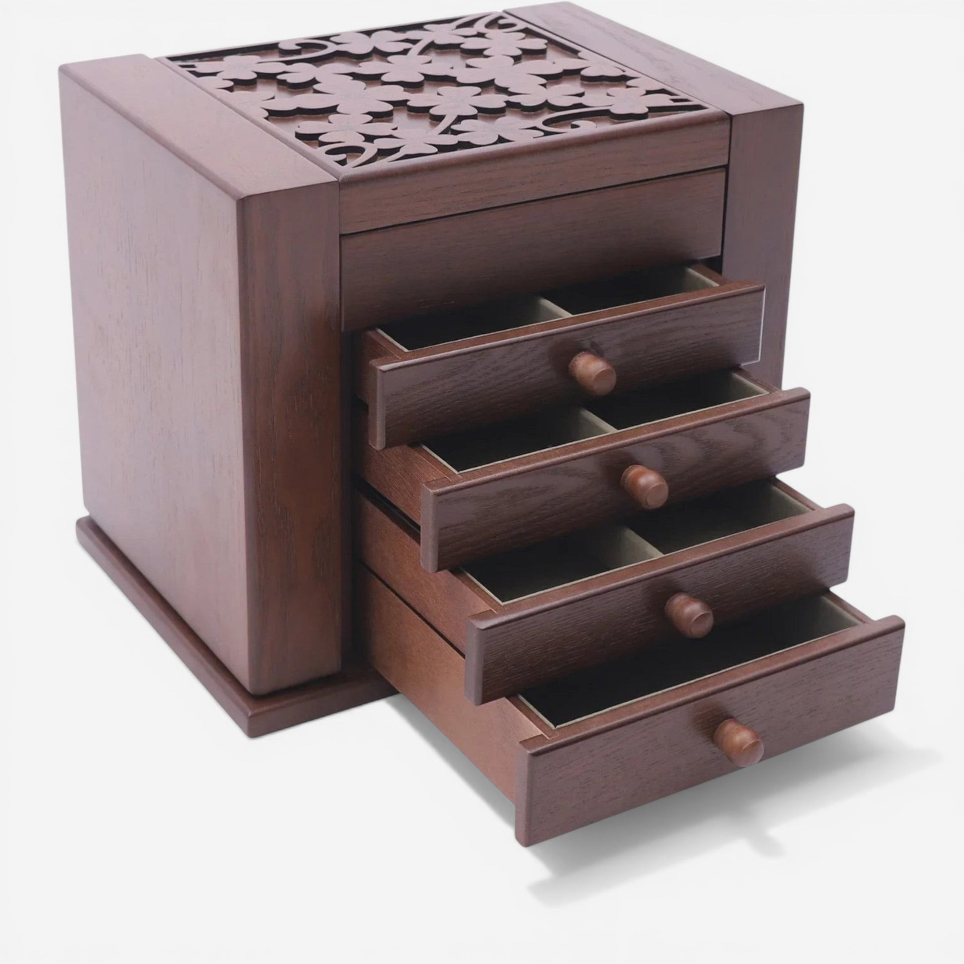 Boîte à bijoux en bois avec tiroirs ouverts montrant la capacité de rangement.